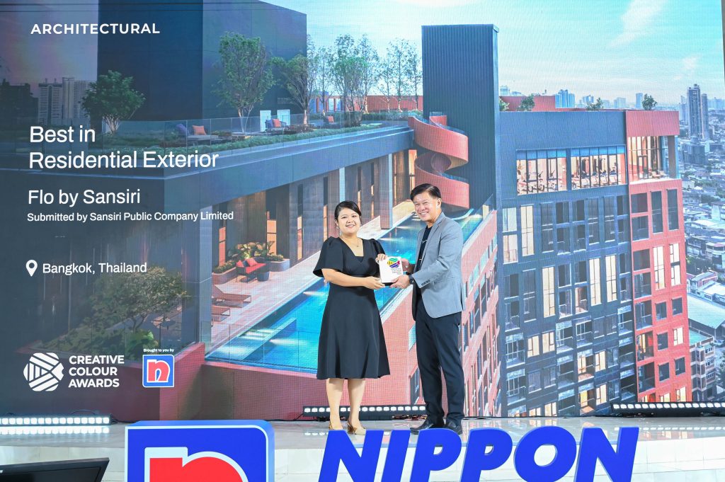 A representative from Sansiri Public Company Limited receiving the Best in Residential Exterior award cheque from Mr Wee Siew Kim.