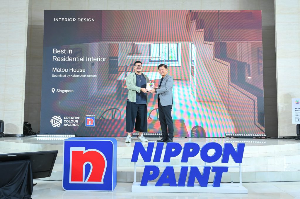 A representative from Kaizen Architecture receiving the Residential Interior award trophy from Mr Wee Siew Kim.