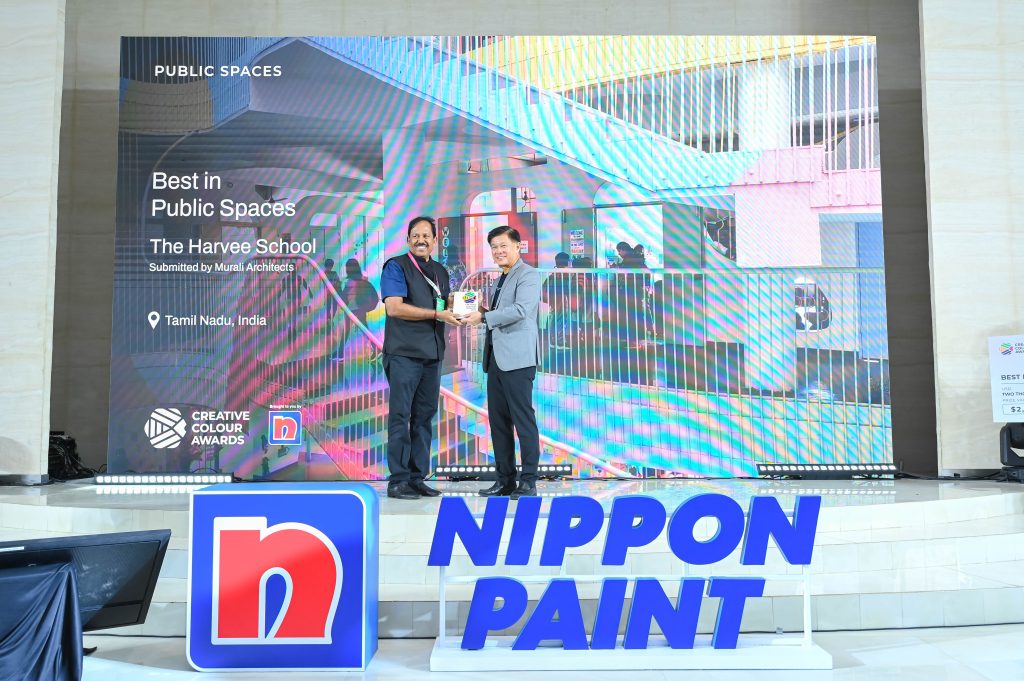 A representative from Murali Architects receiving the Best in Public Spaces award trophy from Mr Wee Siew Kim.