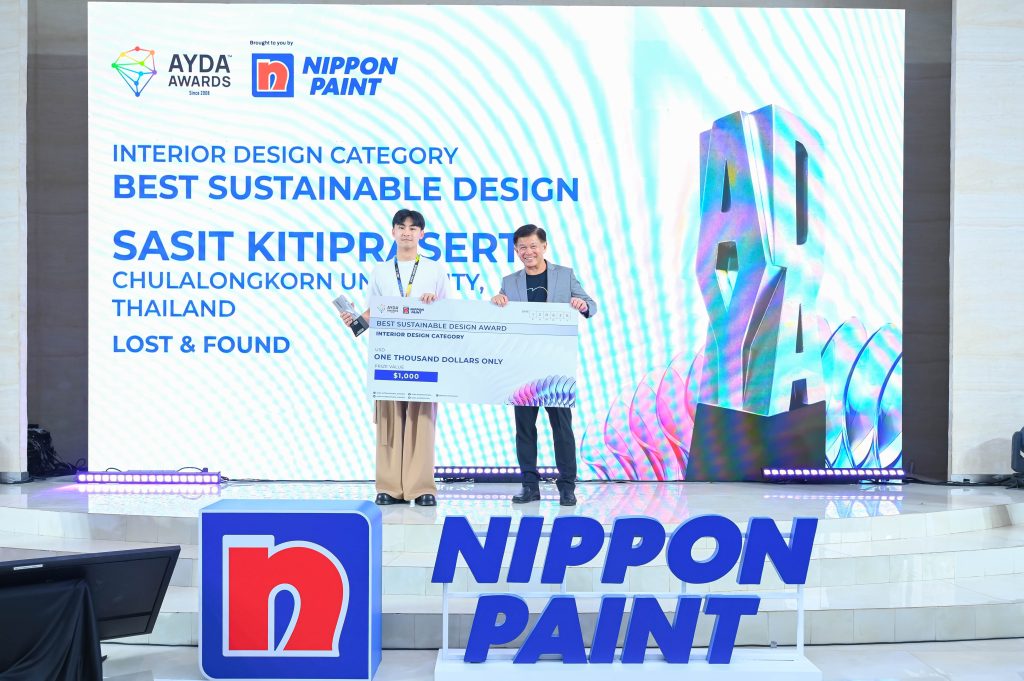 Sasit Kitiprasert receiving a USD 1,000 cheque and award trophy from Mr Wee Siew Kim.