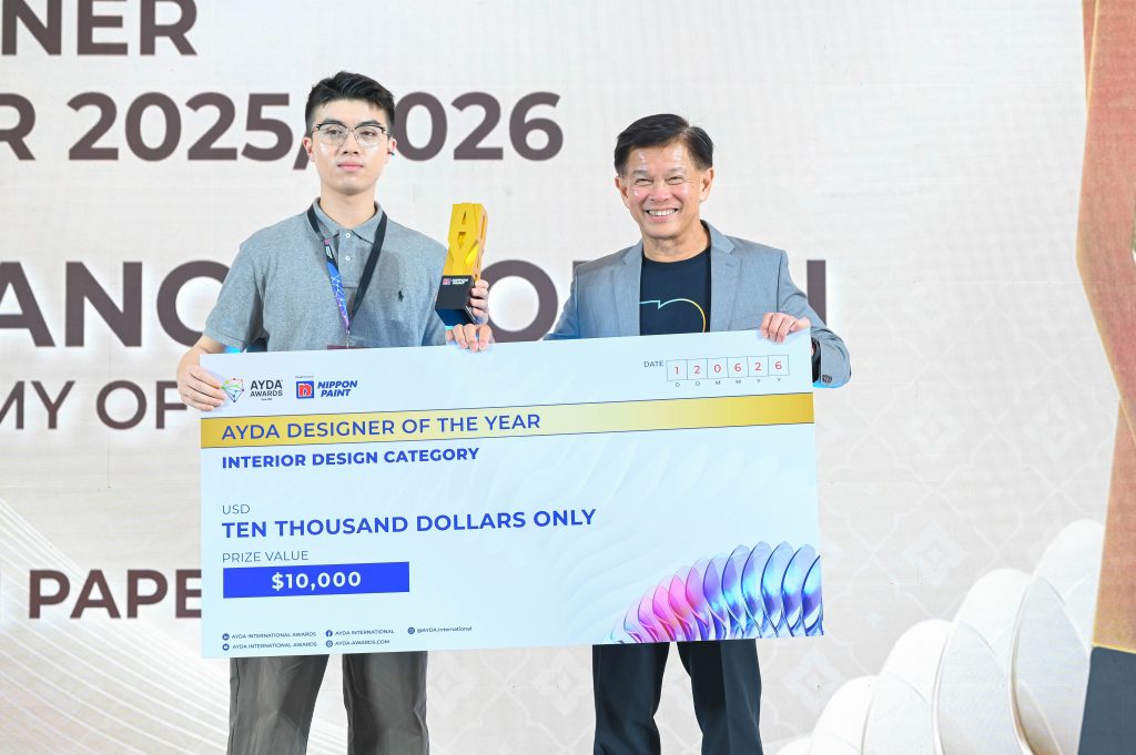 Jackie Jiang Haoran holding his trophy and a USD 10,000 cheque alongside Mr Wee Siew Kim.