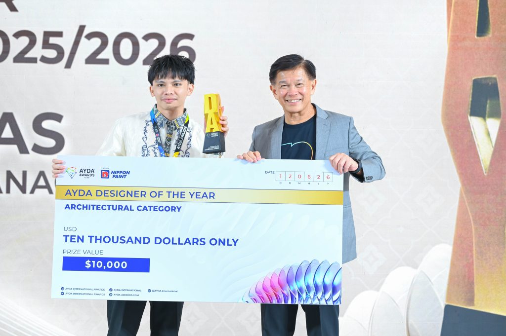 Ejhey Durias holds his golden trophy and a USD 10,000 cheque on stage beside Mr Wee Siew Kim.